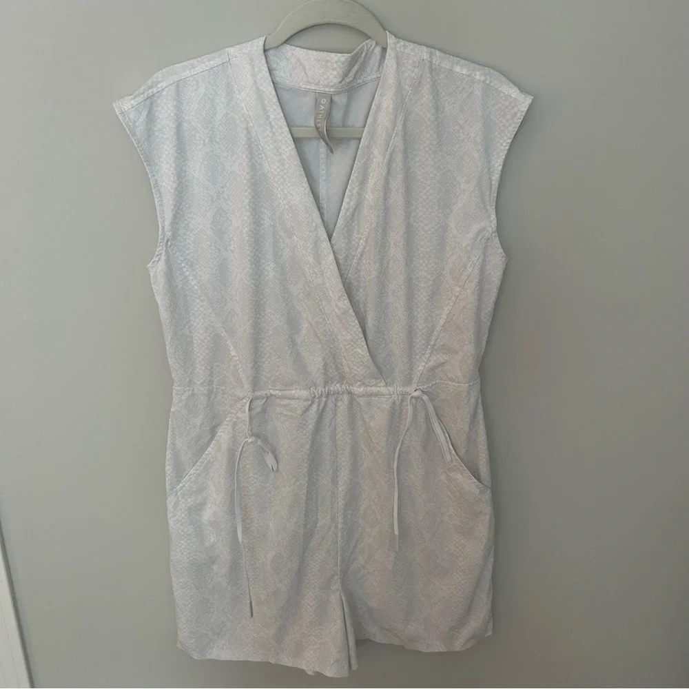 Athleta Marlow Pearl White Python Snakeskin Printed Romper Jumpsuit Small - Picture 3 of 8